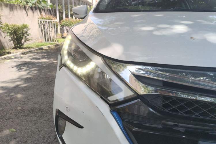 Used BYD Qin New Energy 2015 1.5T Dual-Crown Flagship Edition Right Front Headlight