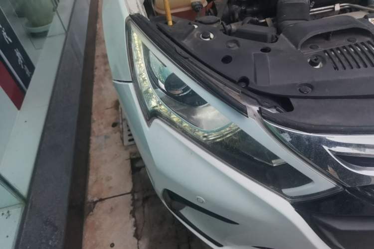 Used BYD Qin New Energy 2015 1.5T Dual-Crown Flagship Plus Edition Right Front Headlight