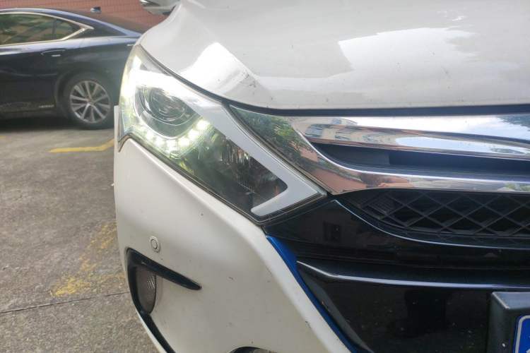 Used BYD Qin New Energy 2015 1.5T Dual-Crown Flagship Plus Edition Right Front Headlight