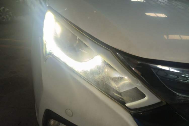 Used BYD Qin New Energy 2015 1.5T Dual-Crown Flagship Edition Right Front Headlight