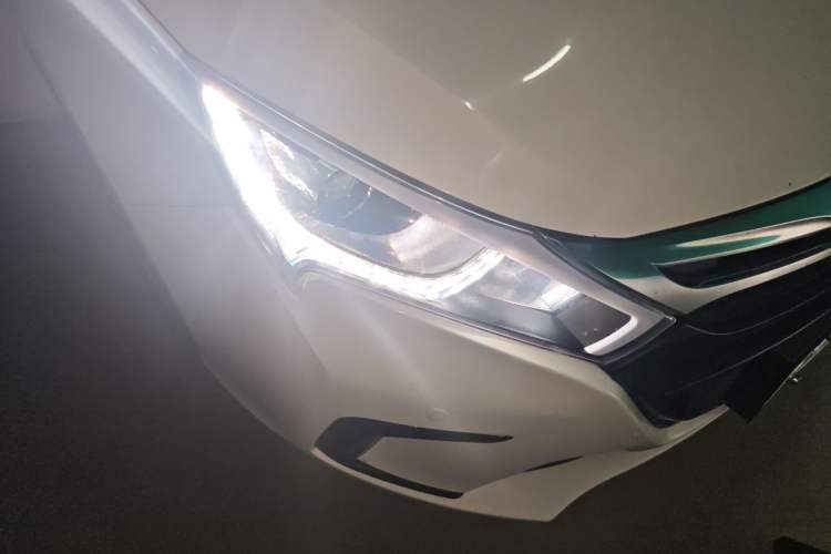 Used BYD Qin New Energy 2015 1.5T Dual-Crown Flagship Edition Right Front Headlight