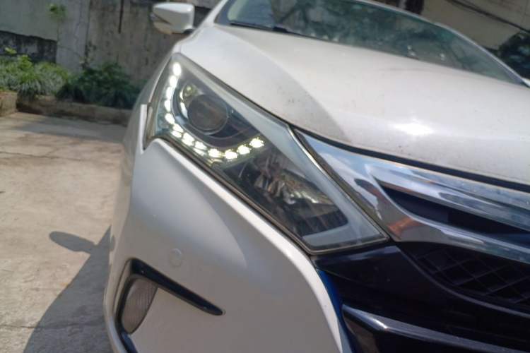Used BYD Qin New Energy 2015 1.5T Dual-Crown Flagship Plus Edition Right Front Headlight