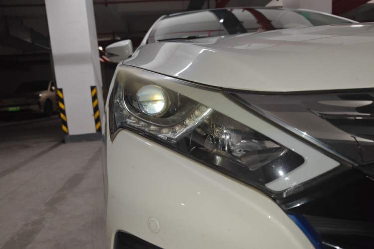 Used BYD Qin New Energy 2015 1.5T Dual-Crown Flagship Plus Edition Right Front Headlight