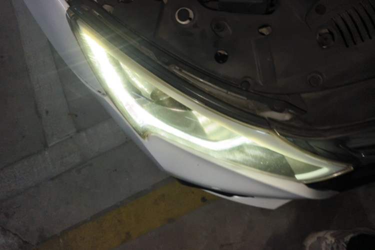 Used BYD Qin New Energy 2015 1.5T Dual-Crown Flagship Edition Right Front Headlight