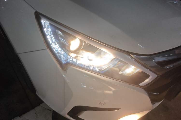 Used BYD Qin New Energy 2015 1.5T Dual-Crown Flagship Plus Edition Right Front Headlight