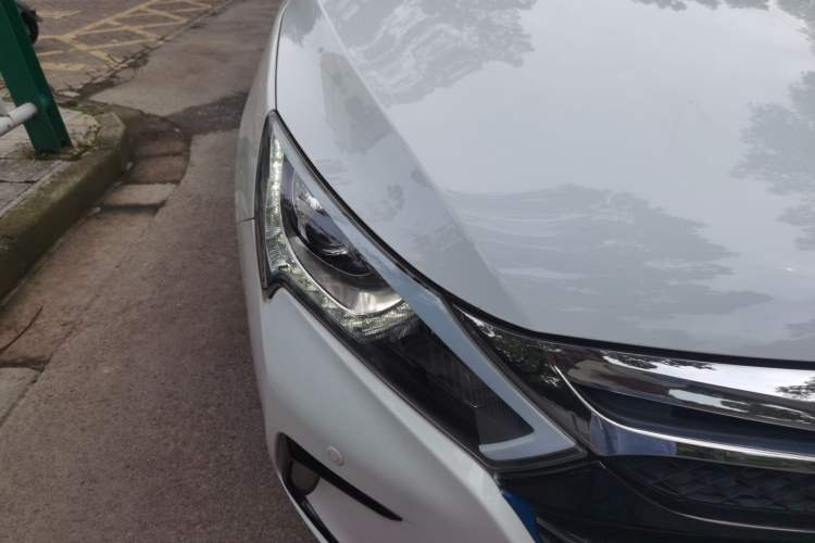 Used BYD Qin New Energy 2015 1.5T Dual-Crown Flagship Plus Edition Right Front Headlight