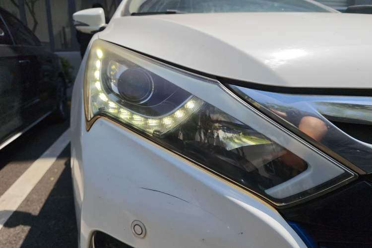 Used BYD Qin New Energy 2015 1.5T Dual-Crown Flagship Plus Edition Right Front Headlight
