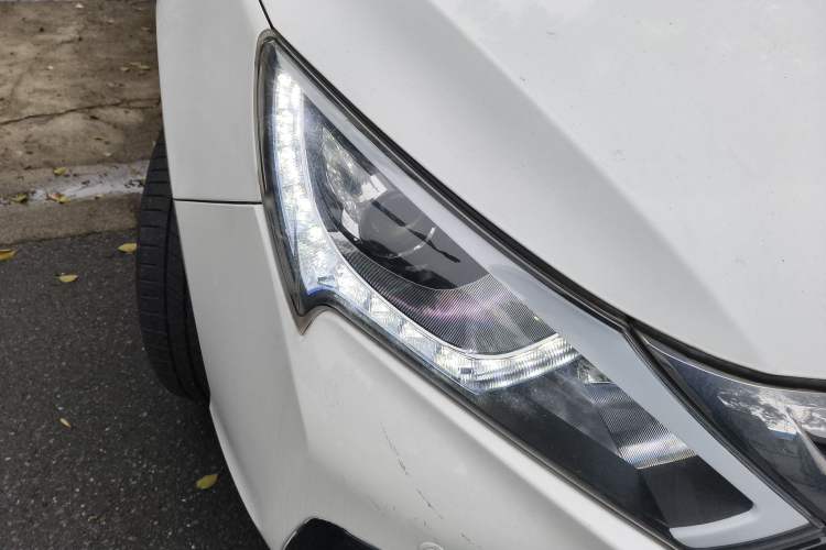 Used BYD Qin New Energy 2015 1.5T Dual-Crown Flagship Plus Edition Right Front Headlight