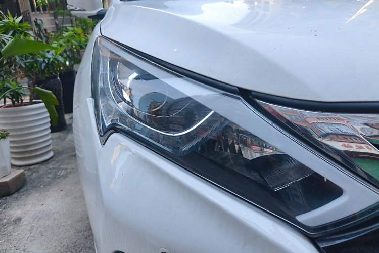 Used BYD Qin New Energy 2015 1.5T Dual-Crown Flagship Plus Edition Right Front Headlight