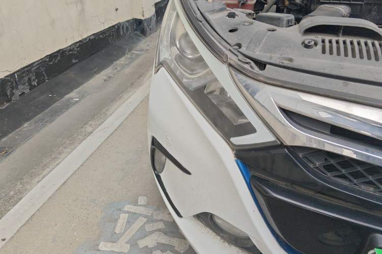 Used BYD Qin New Energy 2015 1.5T Dual-Crown Flagship Plus Edition Right Front Headlight