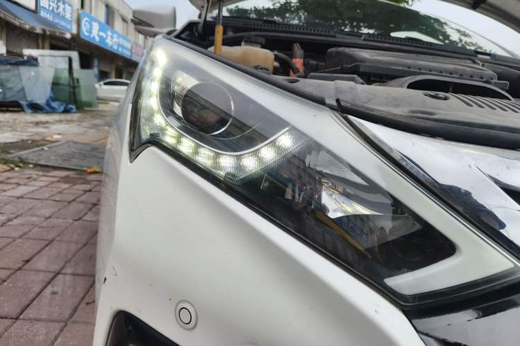 Used BYD Qin New Energy 2015 1.5T Dual-Crown Flagship Plus Edition Right Front Headlight