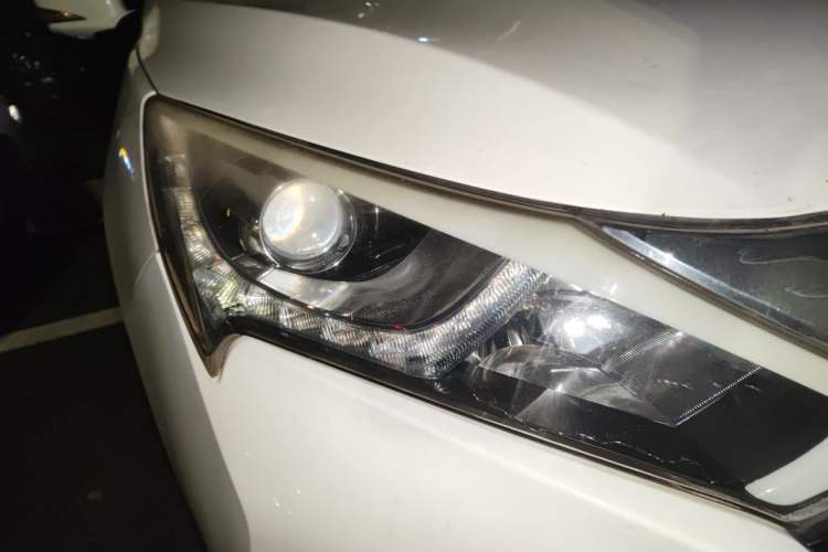 Used BYD Qin New Energy 2015 1.5T Dual-Crown Flagship Edition Right Front Headlight
