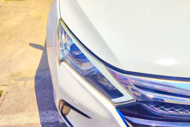 Used BYD Qin New Energy 2015 1.5T Dual-Crown Flagship Plus Edition Right Front Headlight