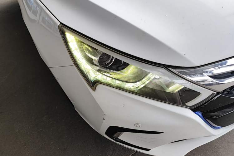 Used BYD Qin New Energy 2015 1.5T Dual-Crown Flagship Plus Edition Right Front Headlight