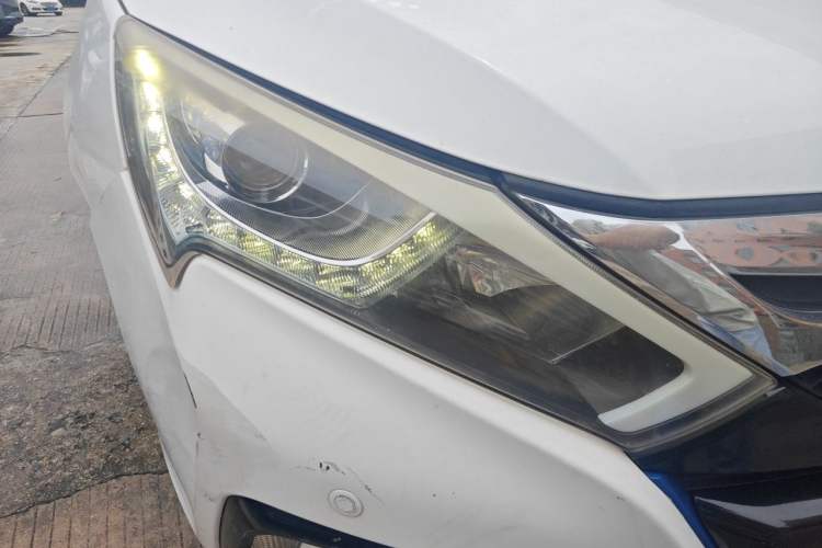 Used BYD Qin New Energy 2015 1.5T Dual-Crown Flagship Plus Edition Right Front Headlight