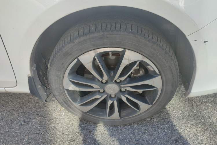 Used BYD Qin New Energy 2015 1.5T Dual-Crown Flagship Plus Edition Right Front Wheel Hub