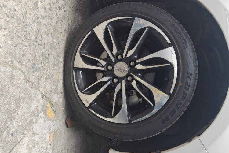 Used BYD Qin New Energy 2015 1.5T Dual-Crown Flagship Edition Right Front Wheel Hub