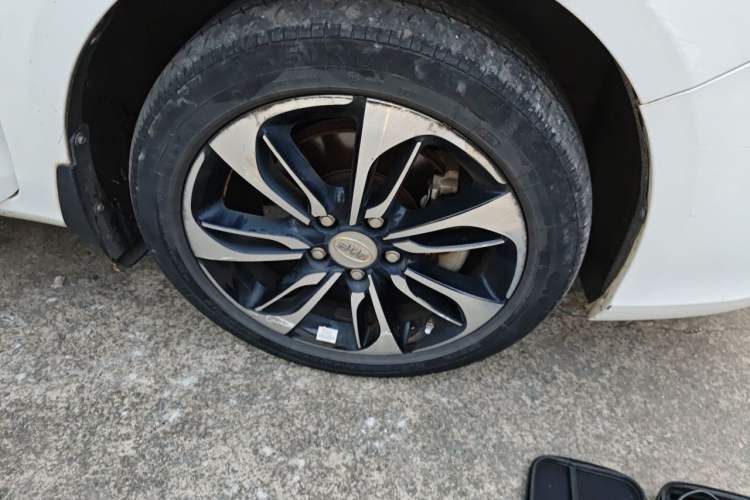Used BYD Qin New Energy 2015 1.5T Dual-Crown Flagship Plus Edition Right Front Wheel Hub