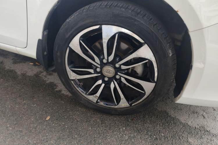 Used BYD Qin New Energy 2015 1.5T Dual-Crown Flagship Plus Edition Right Front Wheel Hub