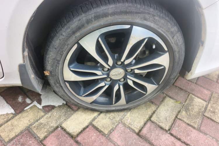 Used BYD Qin New Energy 2015 1.5T Dual-Crown Flagship Plus Edition Right Front Wheel Hub