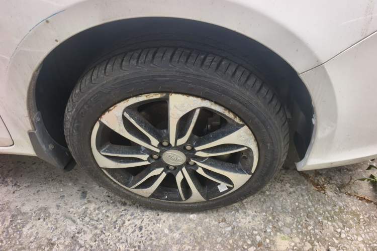 Used BYD Qin New Energy 2015 1.5T Dual-Crown Flagship Plus Edition Right Front Wheel Hub