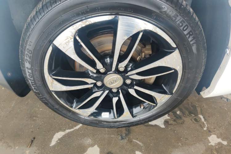 Used BYD Qin New Energy 2015 1.5T Dual-Crown Flagship Plus Edition Right Front Wheel Hub