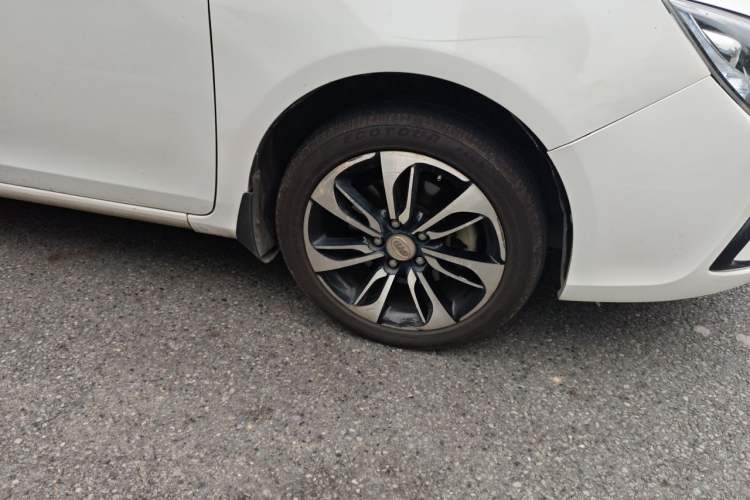 Used BYD Qin New Energy 2015 1.5T Dual-Crown Flagship Plus Edition Right Front Wheel Hub
