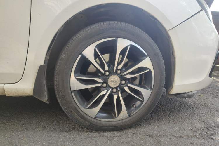 Used BYD Qin New Energy 2015 1.5T Dual-Crown Flagship Edition Right Front Wheel Hub