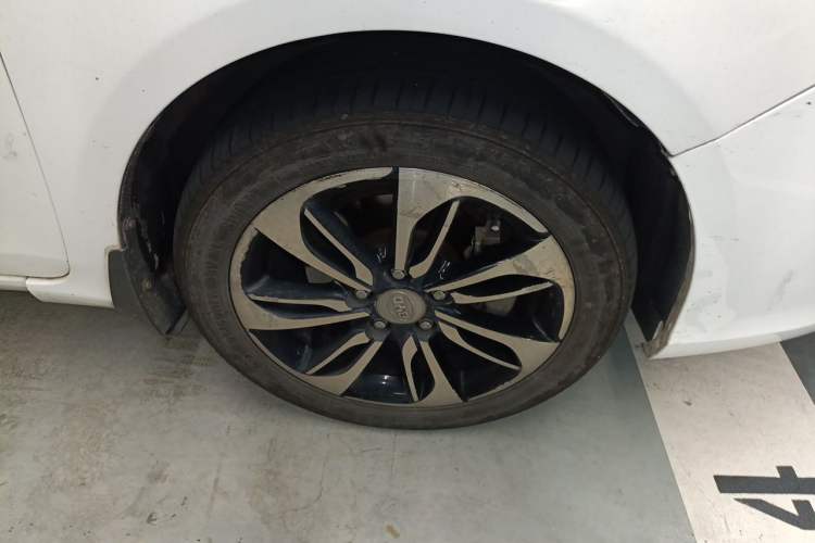 Used BYD Qin New Energy 2015 1.5T Dual-Crown Flagship Edition Right Front Wheel Hub