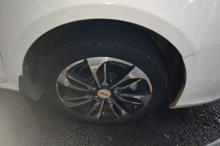 Used BYD Qin New Energy 2015 1.5T Dual-Crown Flagship Edition Right Front Wheel Hub