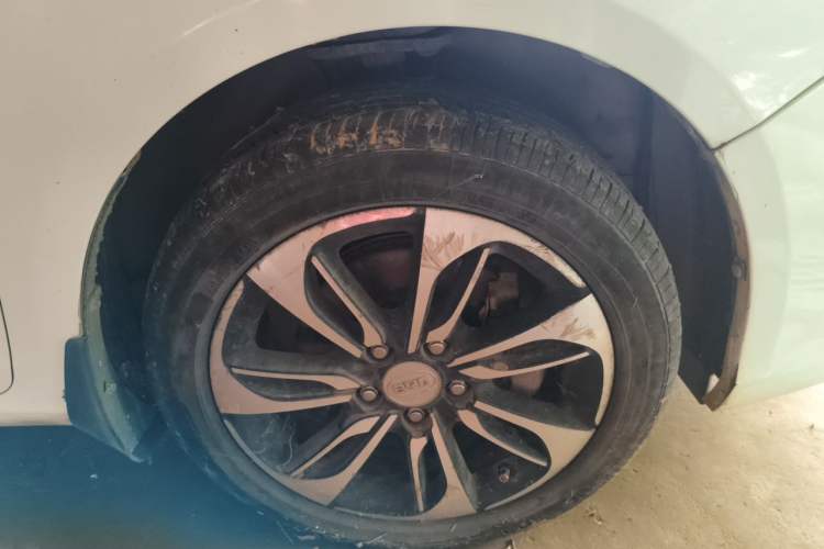 Used BYD Qin New Energy 2015 1.5T Dual-Crown Flagship Edition Right Front Wheel Hub