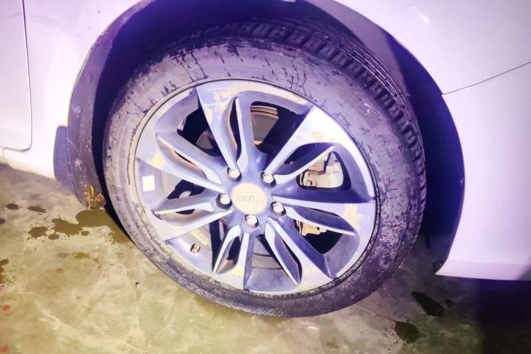 Used BYD Qin New Energy 2015 1.5T Dual-Crown Flagship Plus Edition Right Front Wheel Hub