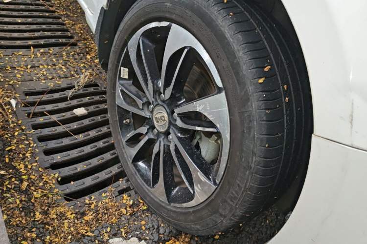 Used BYD Qin New Energy 2015 1.5T Dual-Crown Flagship Plus Edition Right Front Wheel Hub