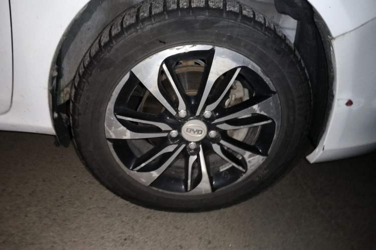 Used BYD Qin New Energy 2015 1.5T Dual-Crown Flagship Edition Right Front Wheel Hub