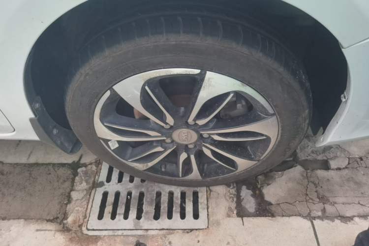 Used BYD Qin New Energy 2015 1.5T Dual-Crown Flagship Plus Edition Right Front Wheel Hub