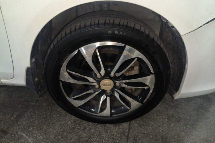 Used BYD Qin New Energy 2015 1.5T Dual-Crown Flagship Edition Right Front Wheel Hub