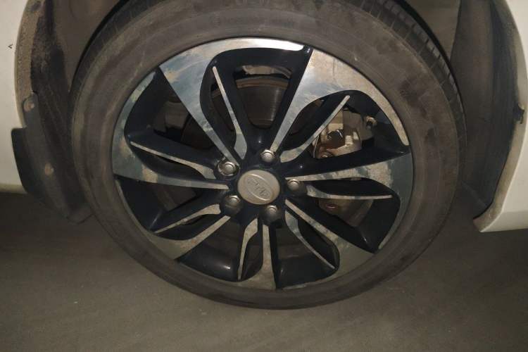 Used BYD Qin New Energy 2015 1.5T Dual-Crown Flagship Edition Right Front Wheel Hub