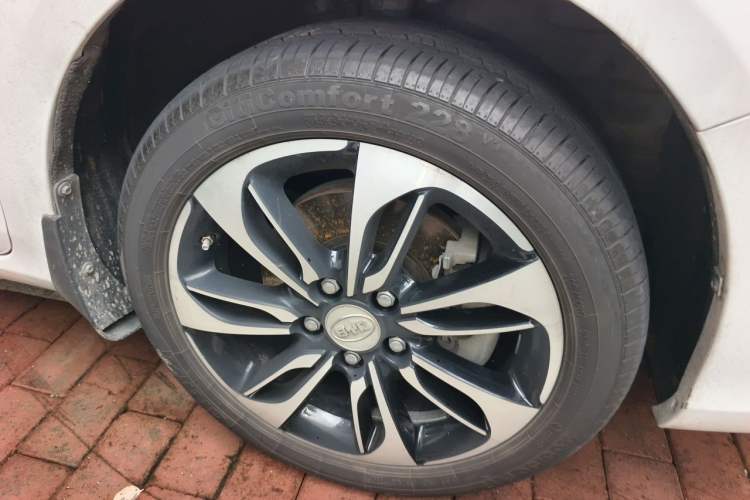 Used BYD Qin New Energy 2015 1.5T Dual-Crown Flagship Plus Edition Right Front Wheel Hub