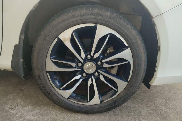 Used BYD Qin New Energy 2015 1.5T Dual-Crown Flagship Plus Edition Right Front Wheel Hub