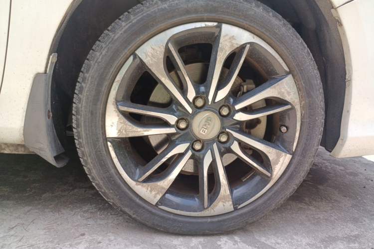 Used BYD Qin New Energy 2015 1.5T Dual-Crown Flagship Plus Edition Right Front Wheel Hub