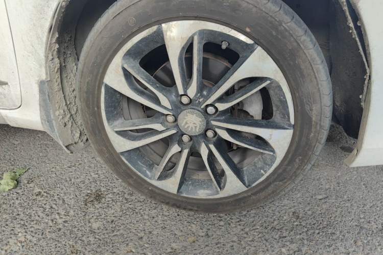 Used BYD Qin New Energy 2015 1.5T Dual-Crown Flagship Plus Edition Right Front Wheel Hub
