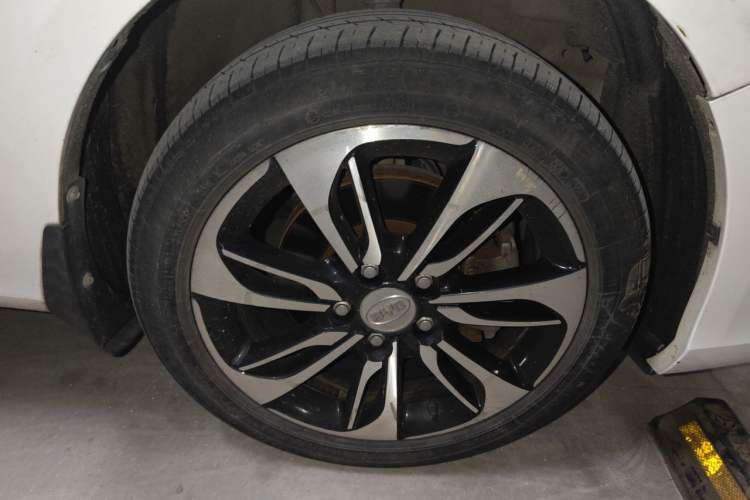 Used BYD Qin New Energy 2015 1.5T Dual-Crown Flagship Plus Edition Right Front Wheel Hub