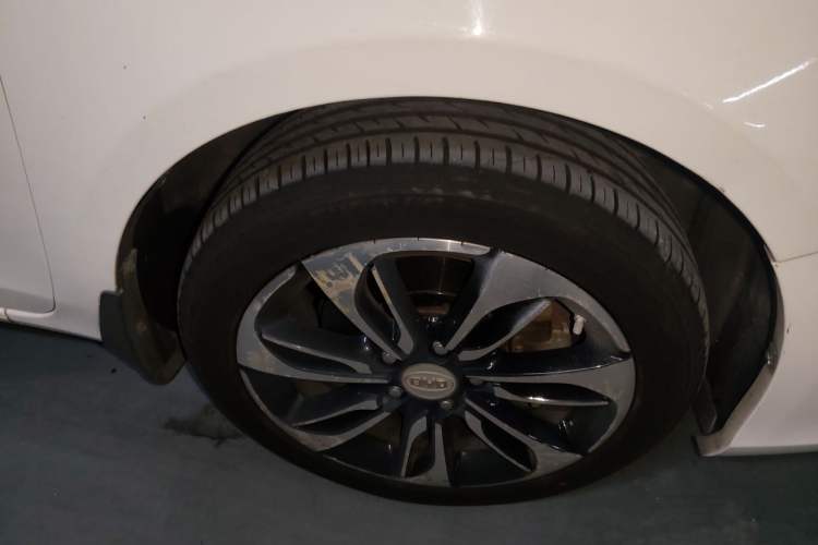 Used BYD Qin New Energy 2015 1.5T Dual-Crown Flagship Plus Edition Right Front Wheel Hub