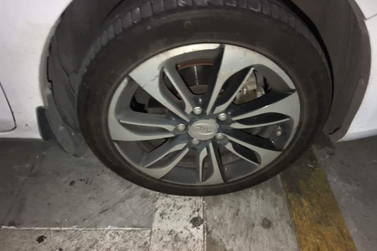 Used BYD Qin New Energy 2015 1.5T Dual-Crown Flagship Edition Right Front Wheel Hub