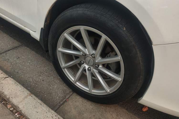 Used BYD Qin New Energy 2015 1.5T Dual-Crown Flagship Edition Right Front Wheel Hub