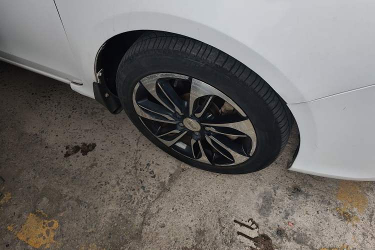 Used BYD Qin New Energy 2015 1.5T Dual-Crown Flagship Edition Right Front Wheel Hub