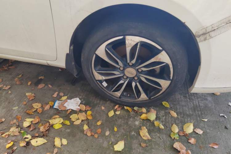 Used BYD Qin New Energy 2015 1.5T Dual-Crown Flagship Plus Edition Right Front Wheel Hub