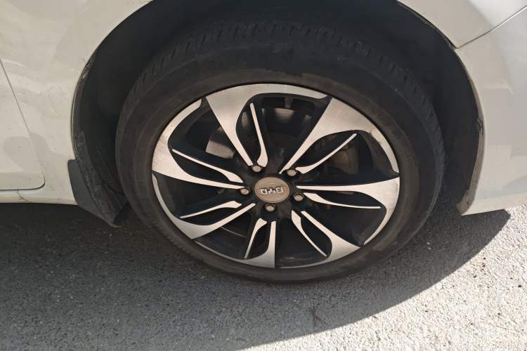Used BYD Qin New Energy 2015 1.5T Dual-Crown Flagship Plus Edition Right Front Wheel Hub