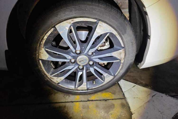 Used BYD Qin New Energy 2015 1.5T Dual-Crown Flagship Plus Edition Right Front Wheel Hub