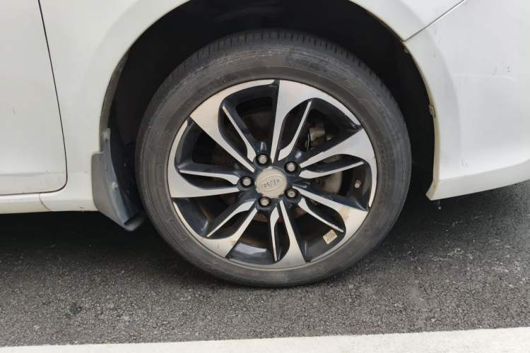 Used BYD Qin New Energy 2015 1.5T Dual-Crown Flagship Plus Edition Right Front Wheel Hub